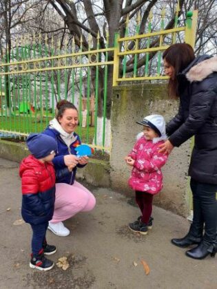 Децата от 3-та група с жест към бургазлии