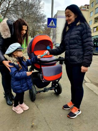 Децата раздават подаръци