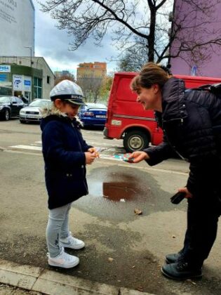 Децата раздават подаръци