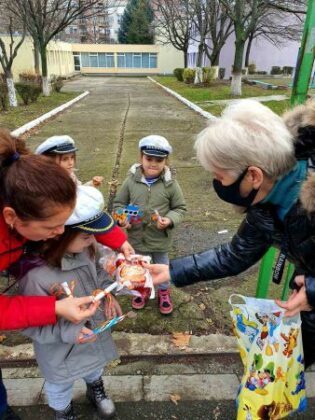 Децата от група "Златна рибка" с изненада към бургазлии