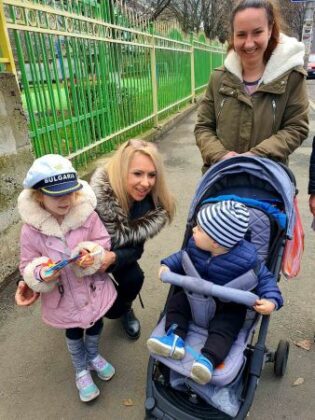 Децата от 3-та група с жест към бургазлии