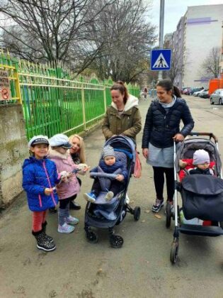 Децата от 3-та група с жест към бургазлии