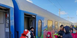 Дядо Коледа във влак