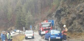 Камъни са паднали върху кола