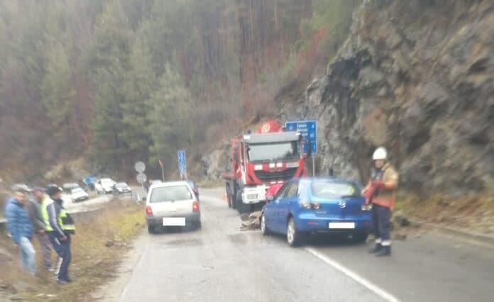 Камъни са паднали върху кола