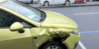 Лек автомобил, ударен