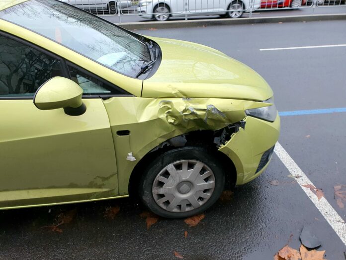 Лек автомобил, ударен