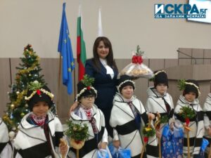 Малки коледарчета в ОбС-Бургас