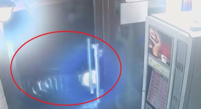 Мъж опита да влезе с джипа си в заведение