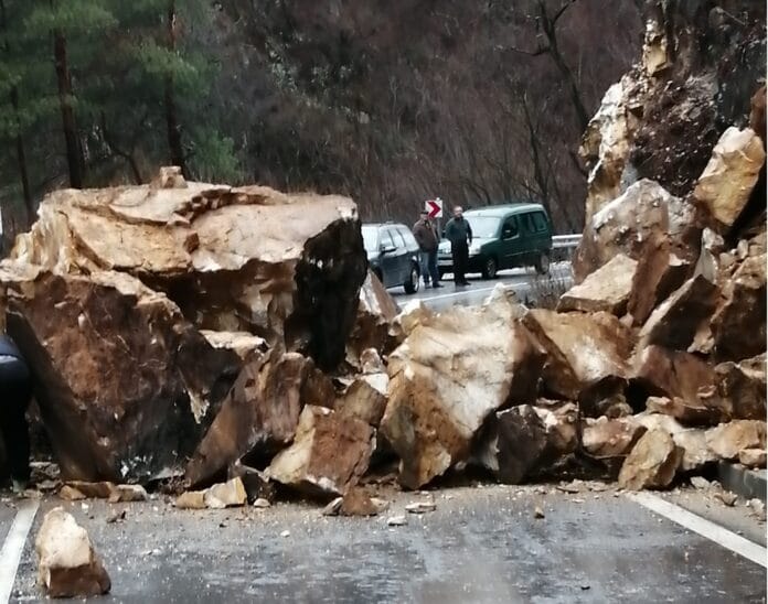 Паднали камъни край Девин