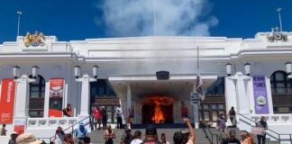 Протестиращи подпалиха старата сграда на парламента в Канбера