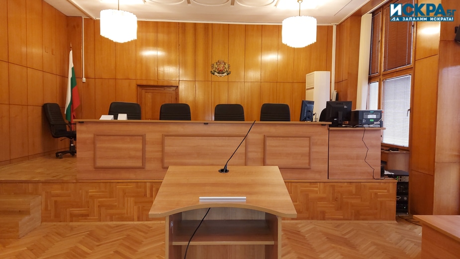 43 годишната С К е нанесла побой над своя 73 годишен баща съобщават