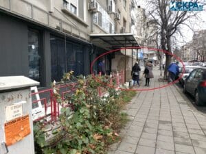 Служители на фирмата, която извършва ремонта