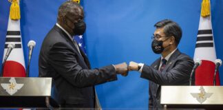 Секретарят по отбраната на САЩ в Сеул