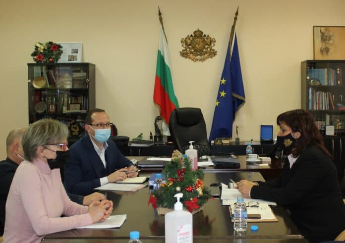 Среща между директори на лечебни заведения и министър Асена Сербезова