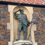 Статуя на Александър Селкирк, считан за прототип на Робинзон Крузо