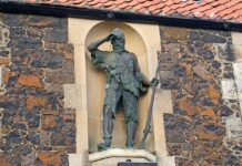 Статуя на Александър Селкирк, считан за прототип на Робинзон Крузо