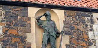 Статуя на Александър Селкирк, считан за прототип на Робинзон Крузо