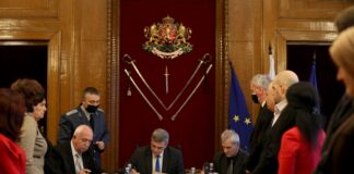 Стефан Янев подписва колективния трудов договор