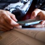 Ученик с телефон