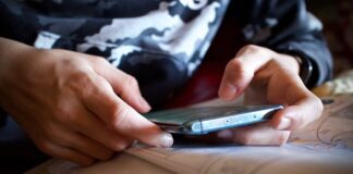 Ученик с телефон