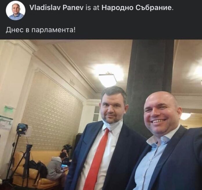 Владислав Панев подаде оставка след селфи с Делян Пеевски