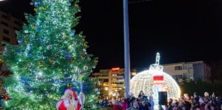 Запалиха светлините на коледната елха в Ямбол