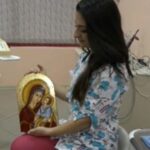 Зъболекарка рисува икони