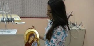 Зъболекарка рисува икони