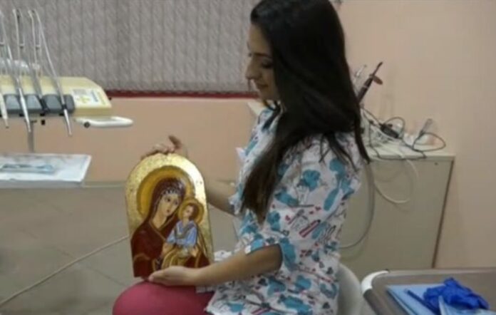 Зъболекарка рисува икони