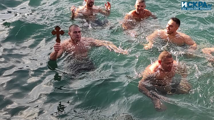 Спасяване на кръста в Бургас
