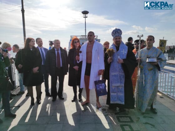 Спасяване на кръста в Бургас