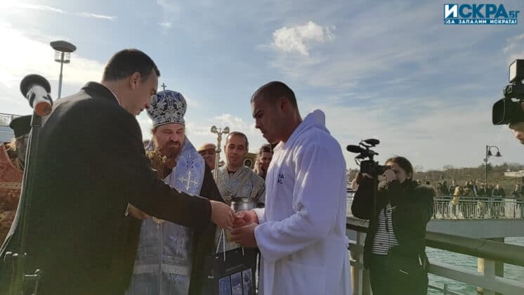 Спасяване на кръста в Бургас