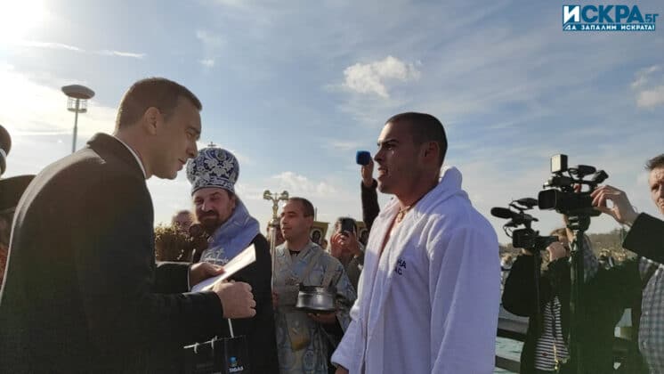 Спасяване на кръста в Бургас