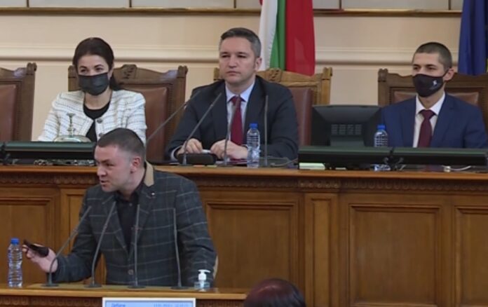 Ицо Хазарта (най-отпред)