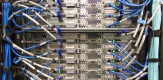 Сървър, кабели.