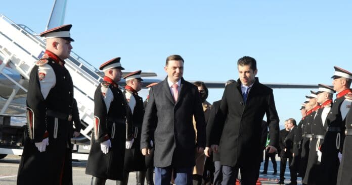 Министър на външните работи на РСМ Буяр Османи и премиерът Кирил Петков