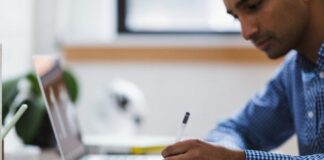 Лаптоп, мъж, работа,онлайн