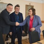 Корнелия Нинова в дясно