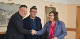 Корнелия Нинова в дясно