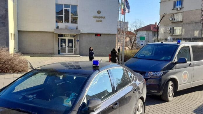 Служители на КПКОНПИ влязоха в Община Лом