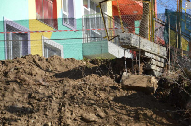 Паднала ограда на детска градина