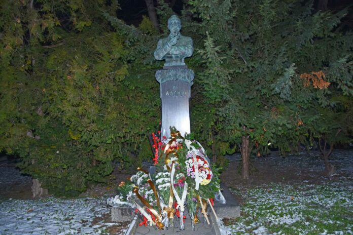 Паметник на Алеко Константинов