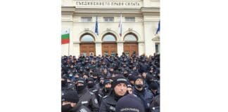 Полиция охранява Народното събрание