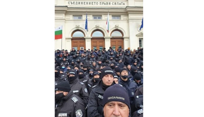 Полиция охранява Народното събрание