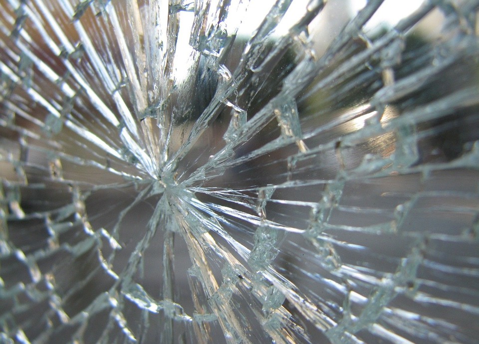 Пернишките полицаи изясняват случай за счупен стъклопакет на държавно учреждение