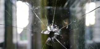 Дупка от куршум в стъкло