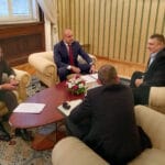 Вицепрезидентът на БФВолейбол Петър Кънев, президентът Румен Радев и президентът на БФВолейбол Любо Ганев. Снимка: Пресцентър на държавния глава