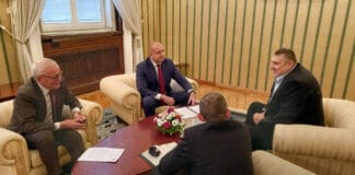 Вицепрезидентът на БФВолейбол Петър Кънев, президентът Румен Радев и президентът на БФВолейбол Любо Ганев. Снимка: Пресцентър на държавния глава