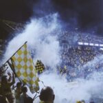 Стадион, димки.